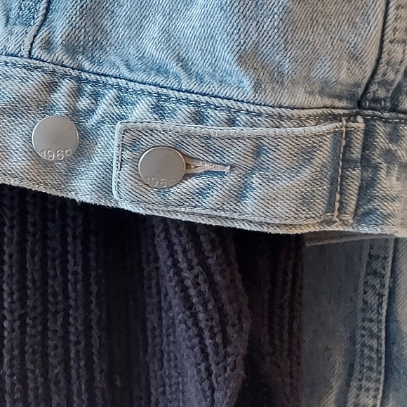 Gap lightwash denim jacket - Picture 9 of 12